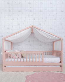 Bicama Casinha Palito 4 em 1 na cor Rosa, com a estrutura de casinha e dossel de tecido, no quarto.