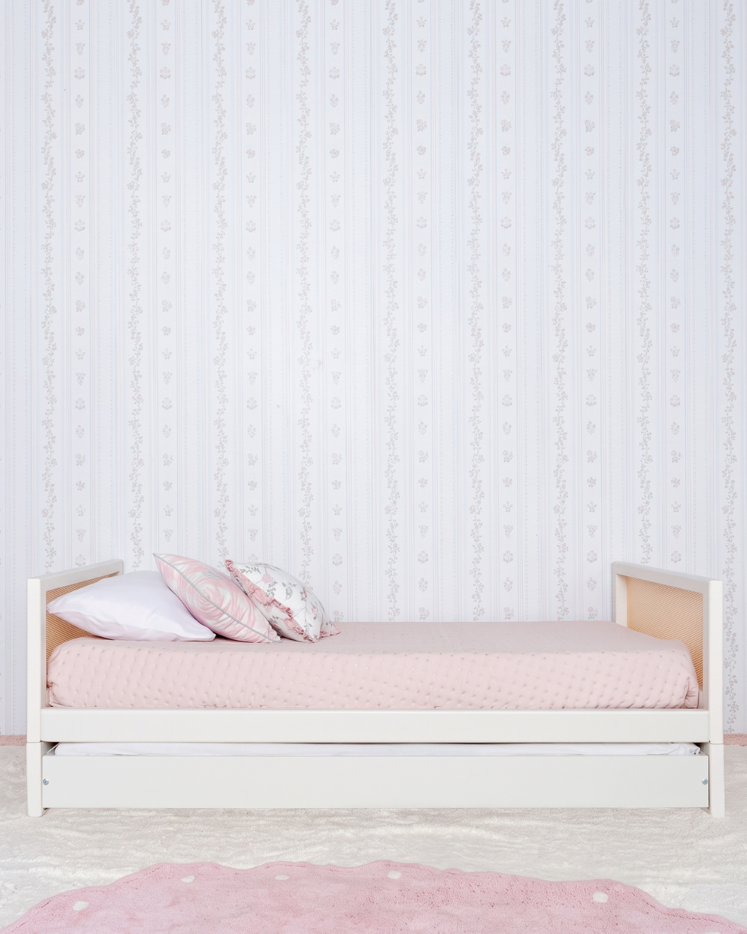Bicama Palha 4 em 1 na cor Off White, vista frontal no quarto, com roupa de cama.