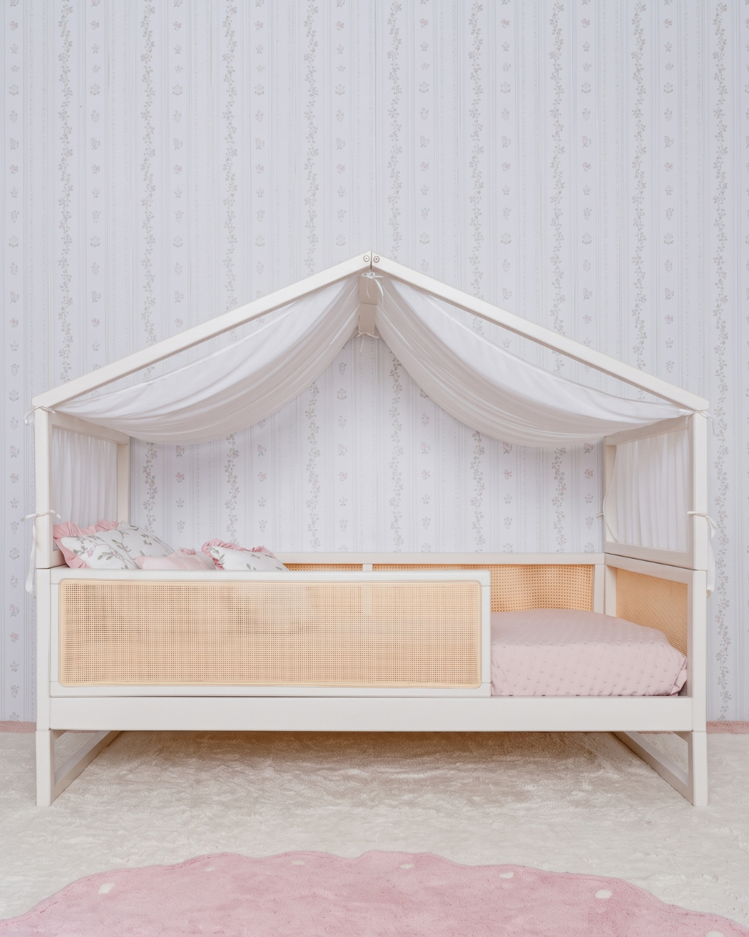 Cama Casinha Palha Evolutiva 4 em 1 na cor Off White, com a estrutura de casinha e dossel, vista em ângulo.