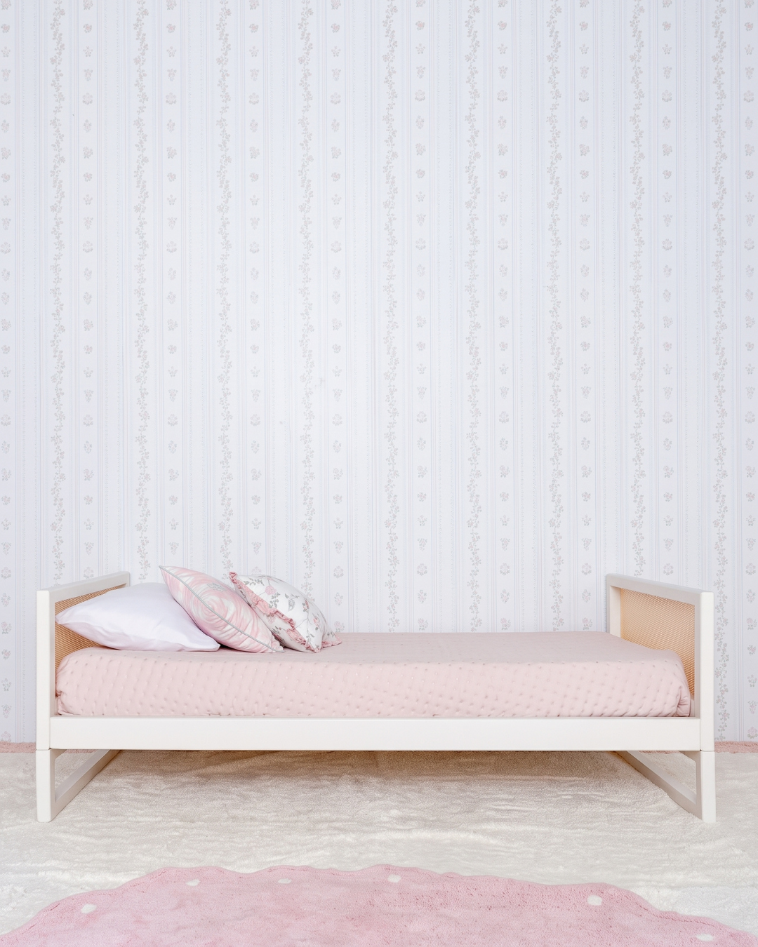 Cama Casinha Palha Evolutiva 4 em 1 na cor Off White, em modo sofá, com almofadas, no quarto.