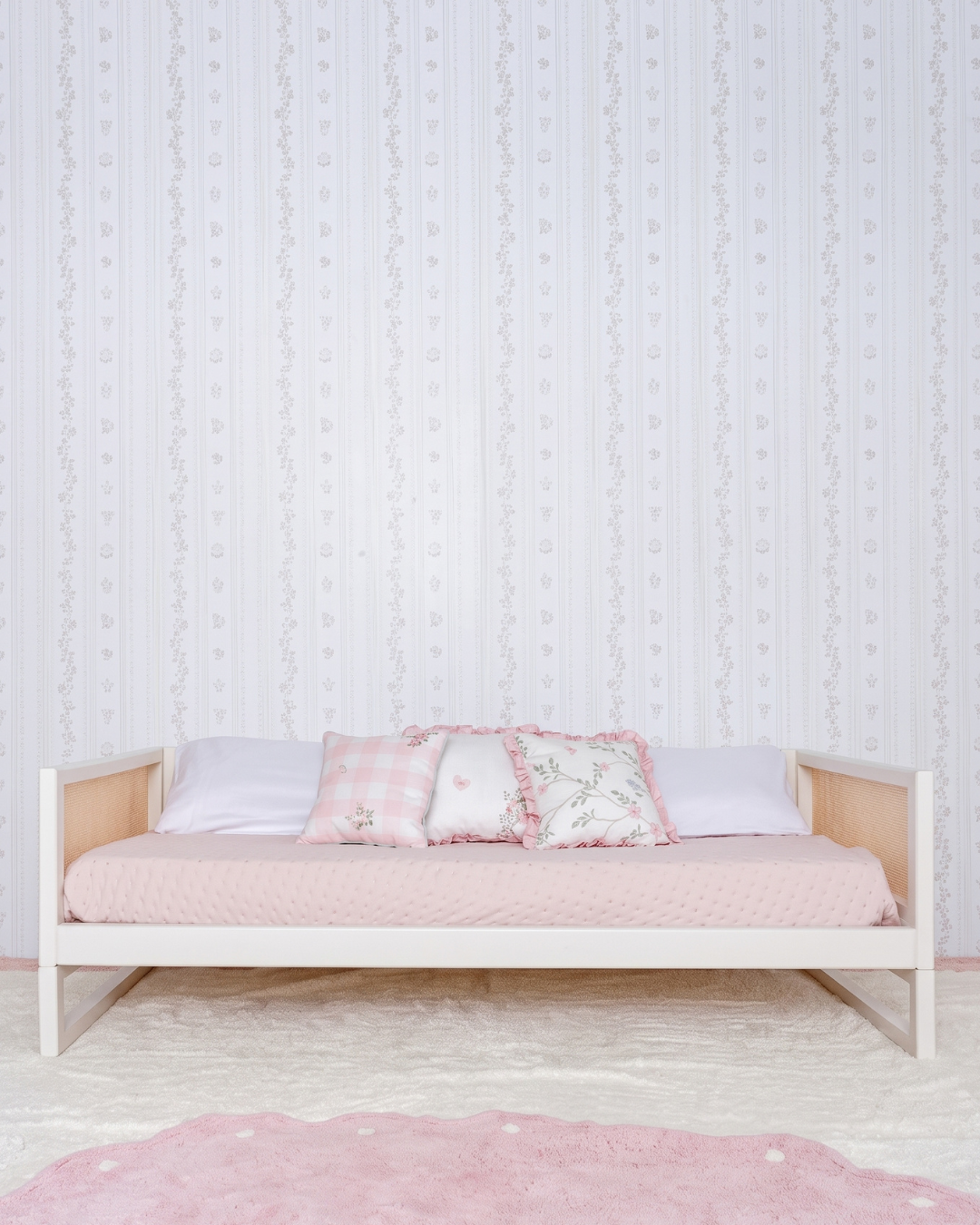 Cama Casinha Palha Evolutiva 4 em 1 na cor Off White, em modo sofá, vista em ângulo no quarto.