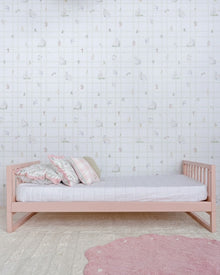 Cama Casinha Palito Evolutiva 4 em 1 na cor Rosa, em modo sofá, vista frontal no quarto.