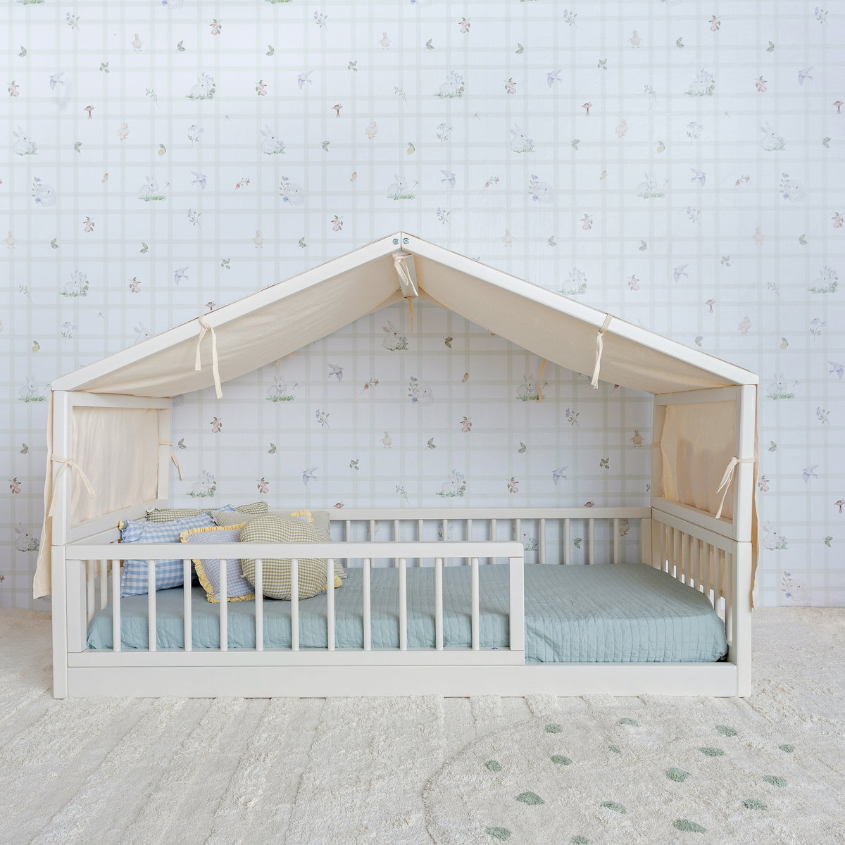 Bicama Casinha Palito 4 em 1 na cor Off White, vista em ângulo no quarto, arrumada com roupa de cama.