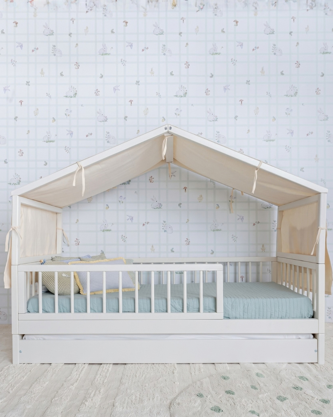 Bicama Casinha Palito 4 em 1 na cor Off White, vista em ângulo no quarto, com a estrutura de casinha montada.
