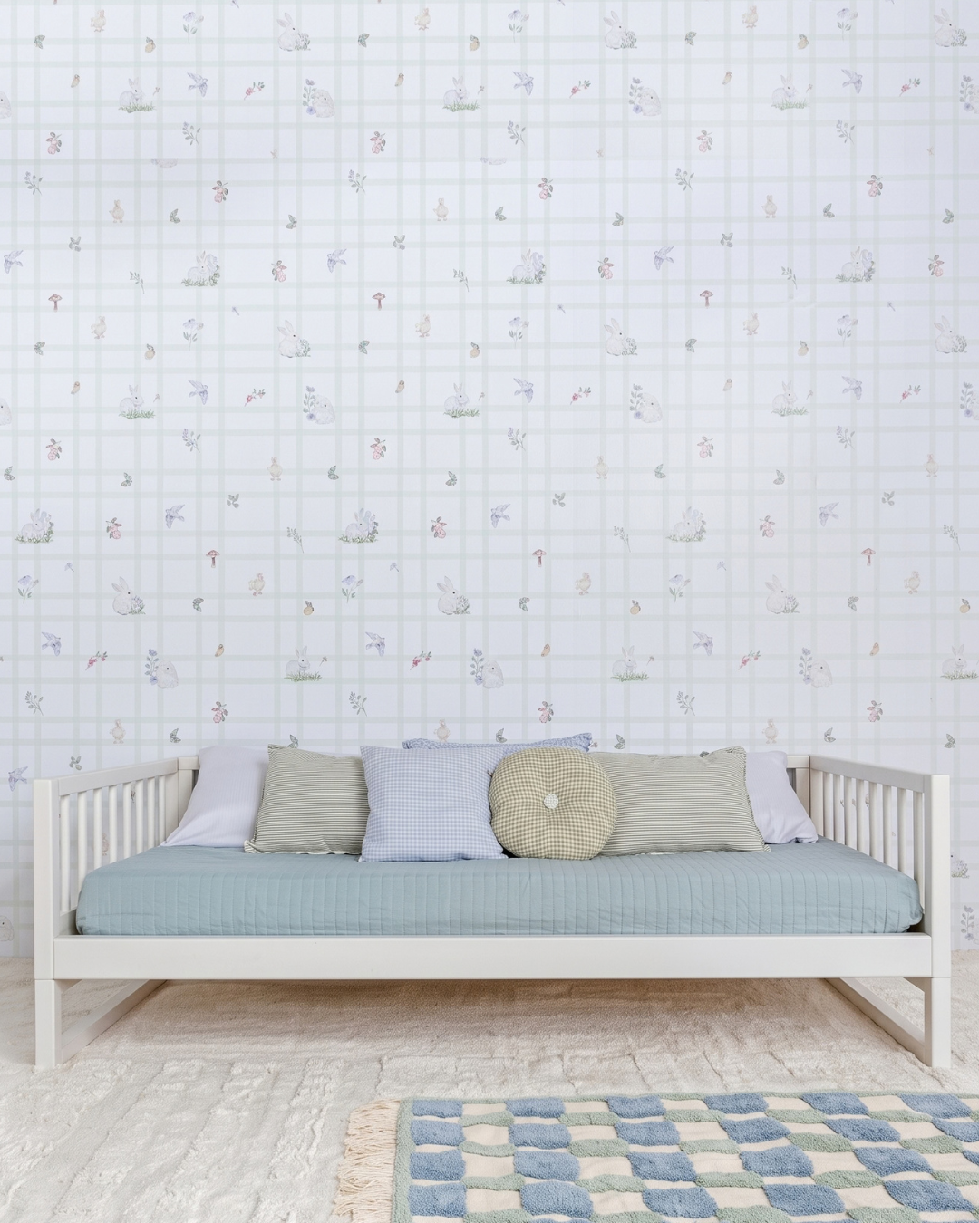 Cama Casinha Palito Evolutiva 4 em 1 na cor Off white, em modo sofá, com almofadas, no quarto.