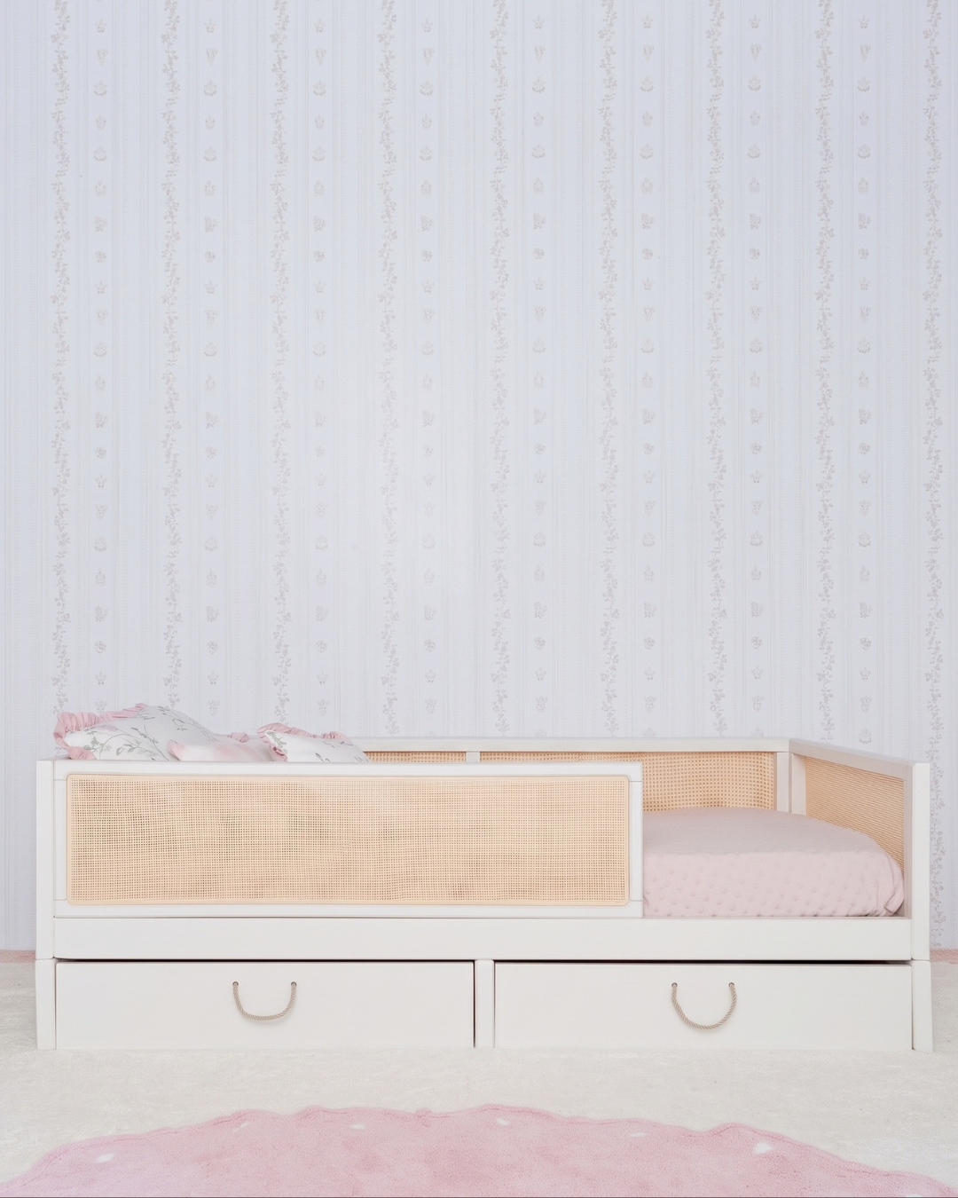 Cama Palha Evolutiva com Gavetões 4 em 1 na cor Off White, vista frontal no quarto, com grade e dois gavetões.