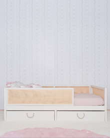 Cama Palha Evolutiva com Gavetões 4 em 1 na cor Off White, vista frontal no quarto, com grade e dois gavetões.