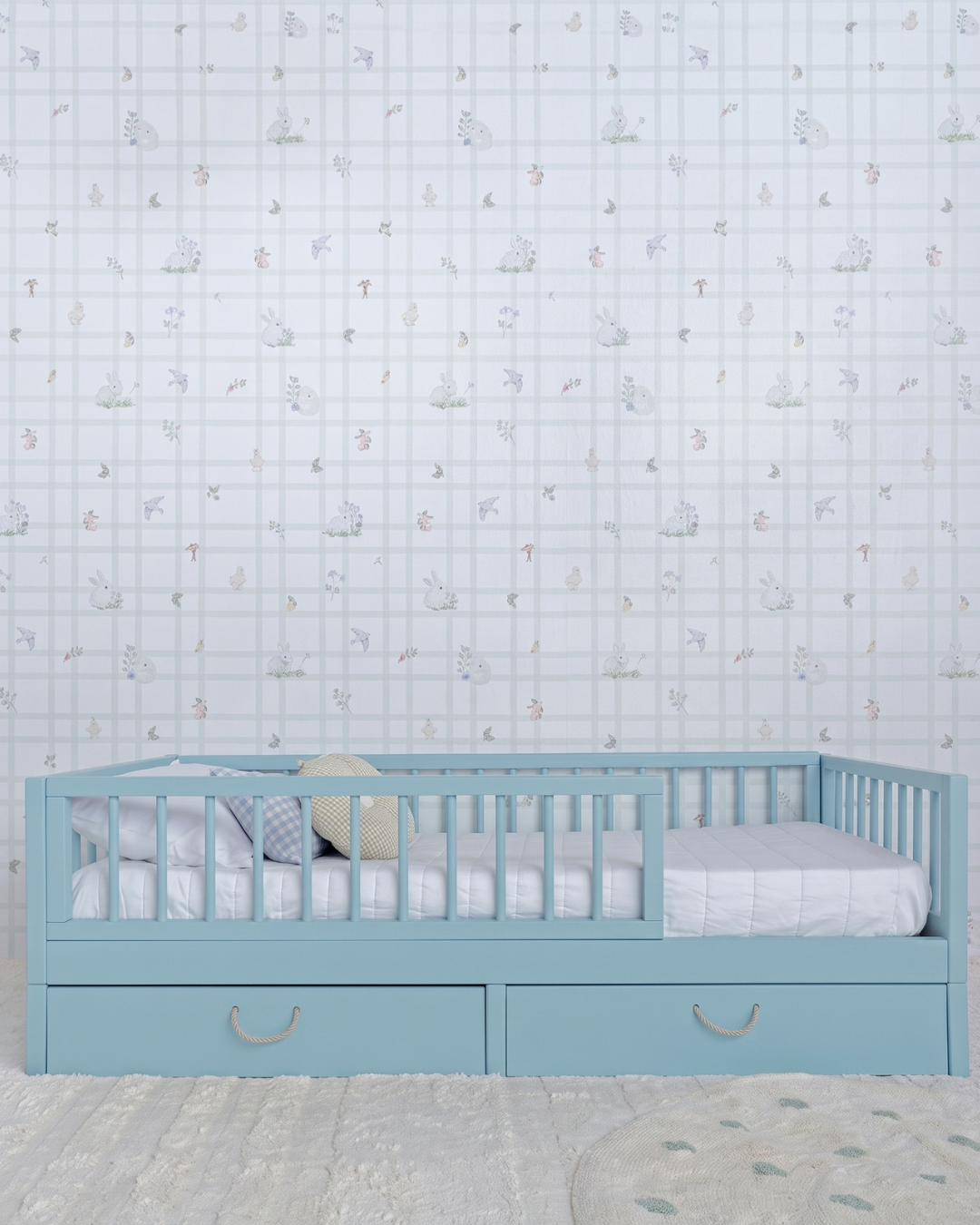 Cama Palito Evolutiva com Gavetões 4 em 1 na cor Azul, vista frontal no quarto, com grade e dois gavetões.