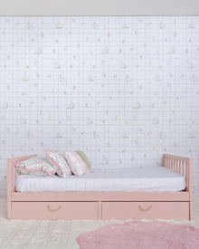 Cama Palito Evolutiva com Gavetões 4 em 1 na cor Rosa, em modo sofá, vista em ângulo no quarto.
