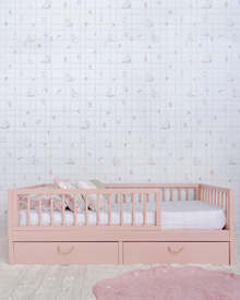 Cama Palito Evolutiva com Gavetões 4 em 1 na cor Rosa, vista frontal no quarto, com grade e dois gavetões.
