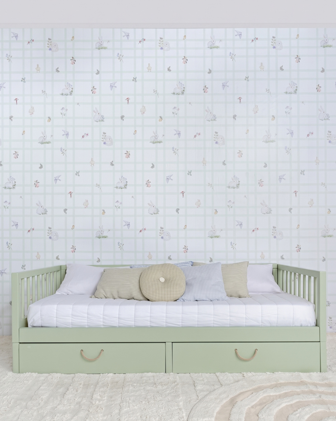 Cama Palito Evolutiva com Gavetões 4 em 1 na cor Verde, em modo sofá, com almofadas, no quarto.