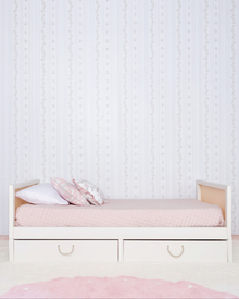 Cama Palha Evolutiva com Gavetões 4 em 1 na cor Off White, em modo sofá, com almofadas, no quarto.