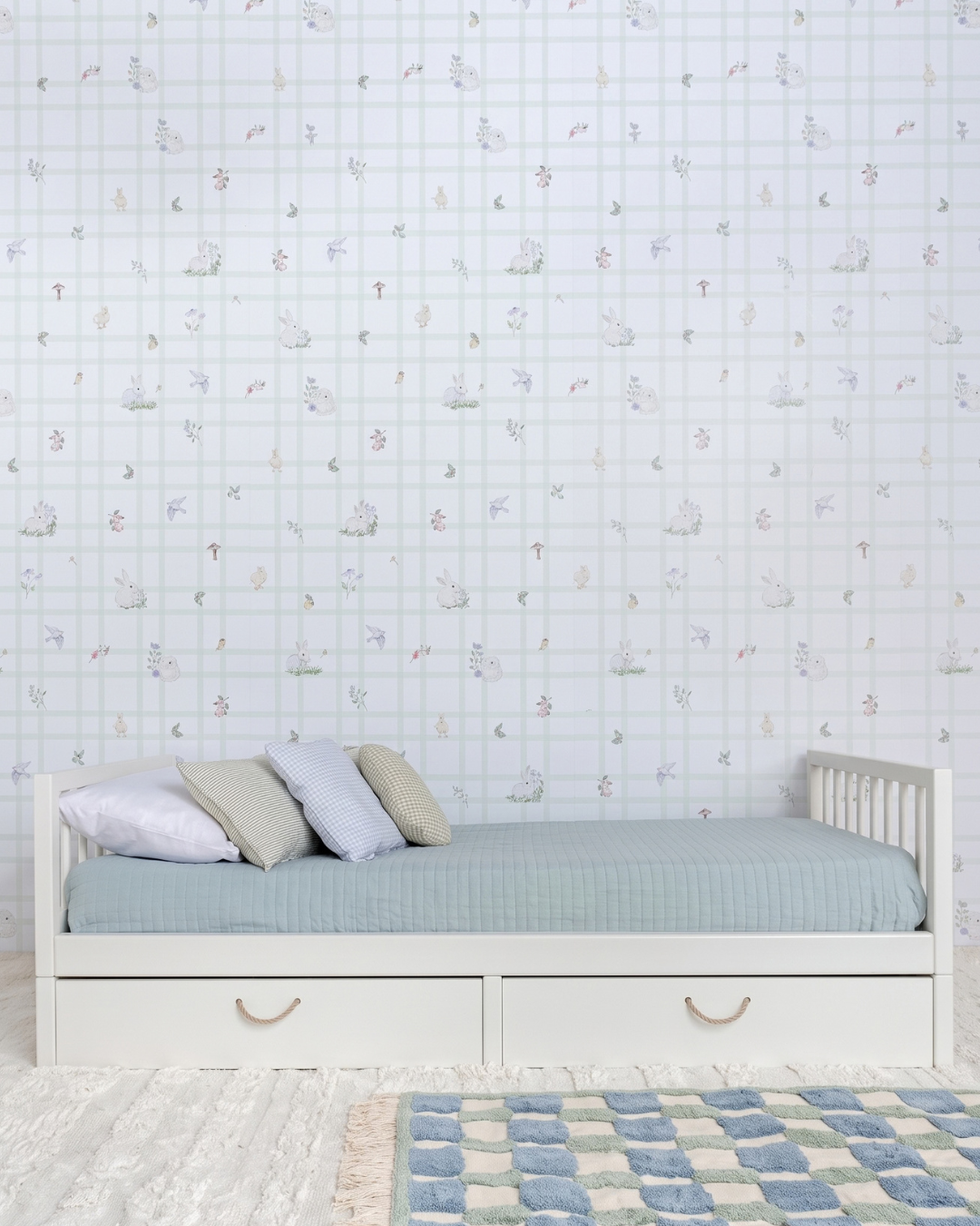 Cama Palito Evolutiva com Gavetões 4 em 1 na cor Off White, em modo sofá, vista em ângulo no quarto.