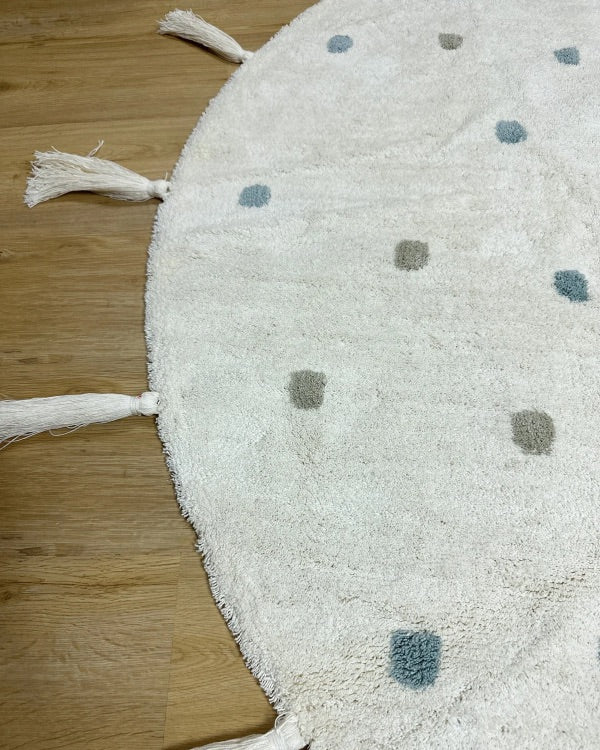 Tapete Lavável de Algodão Redondo Bolinhas Azul com Pompom - 140 x 140