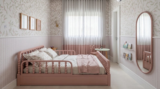 Quarto infantil da Betina, cliente Afetto, com cama Poema rose, papel de parede floral e espelho oval