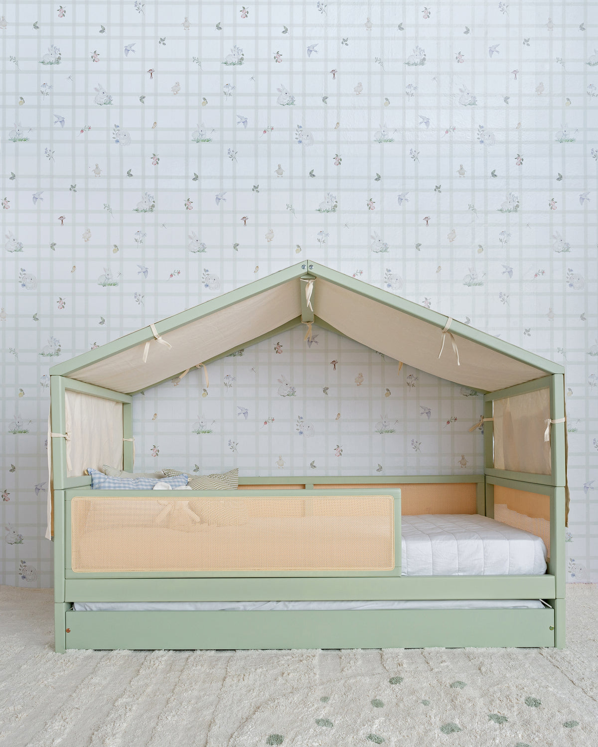 Bicama Casinha Palha 4 em 1 na cor Verde, com a estrutura de casinha montada, no quarto.