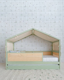 Bicama Casinha Palha 4 em 1 na cor Verde, com a estrutura de casinha montada, no quarto.
