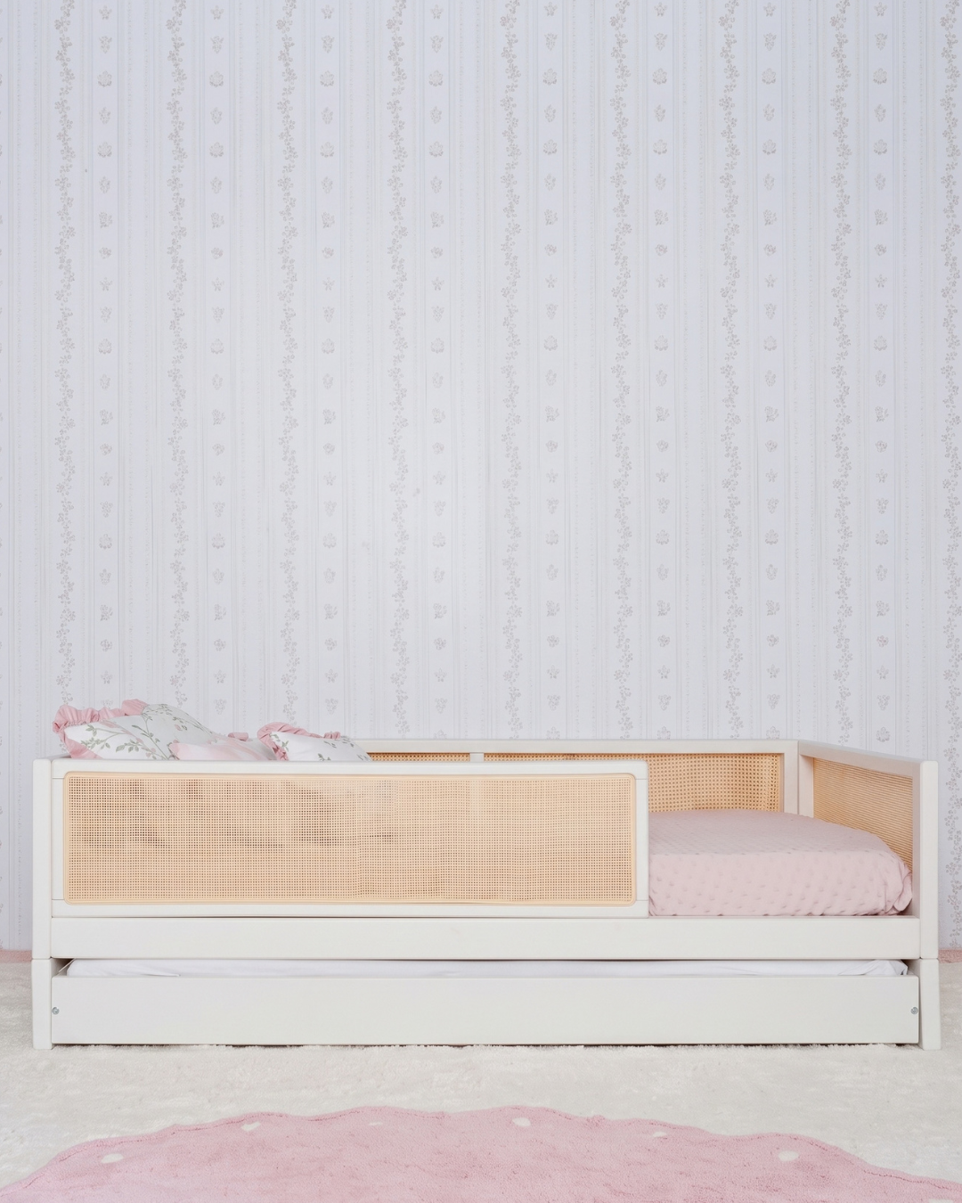 Bicama Palha 4 em 1 na cor Off White, vista frontal no quarto, com painel de palha natural.