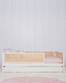 Bicama Palha 4 em 1 na cor Off White, vista frontal no quarto, com painel de palha natural.