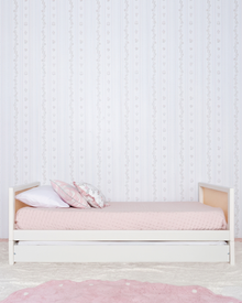 Bicama Palha 4 em 1 na cor Off White, vista frontal no quarto, com roupa de cama.