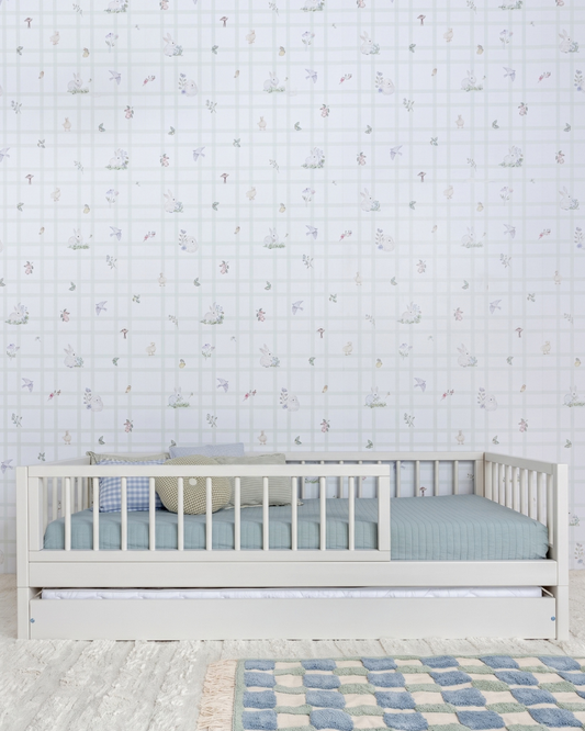 Bicama Palito Evolutiva 4 em 1 na cor Off white, vista frontal no quarto, com grades laterais.