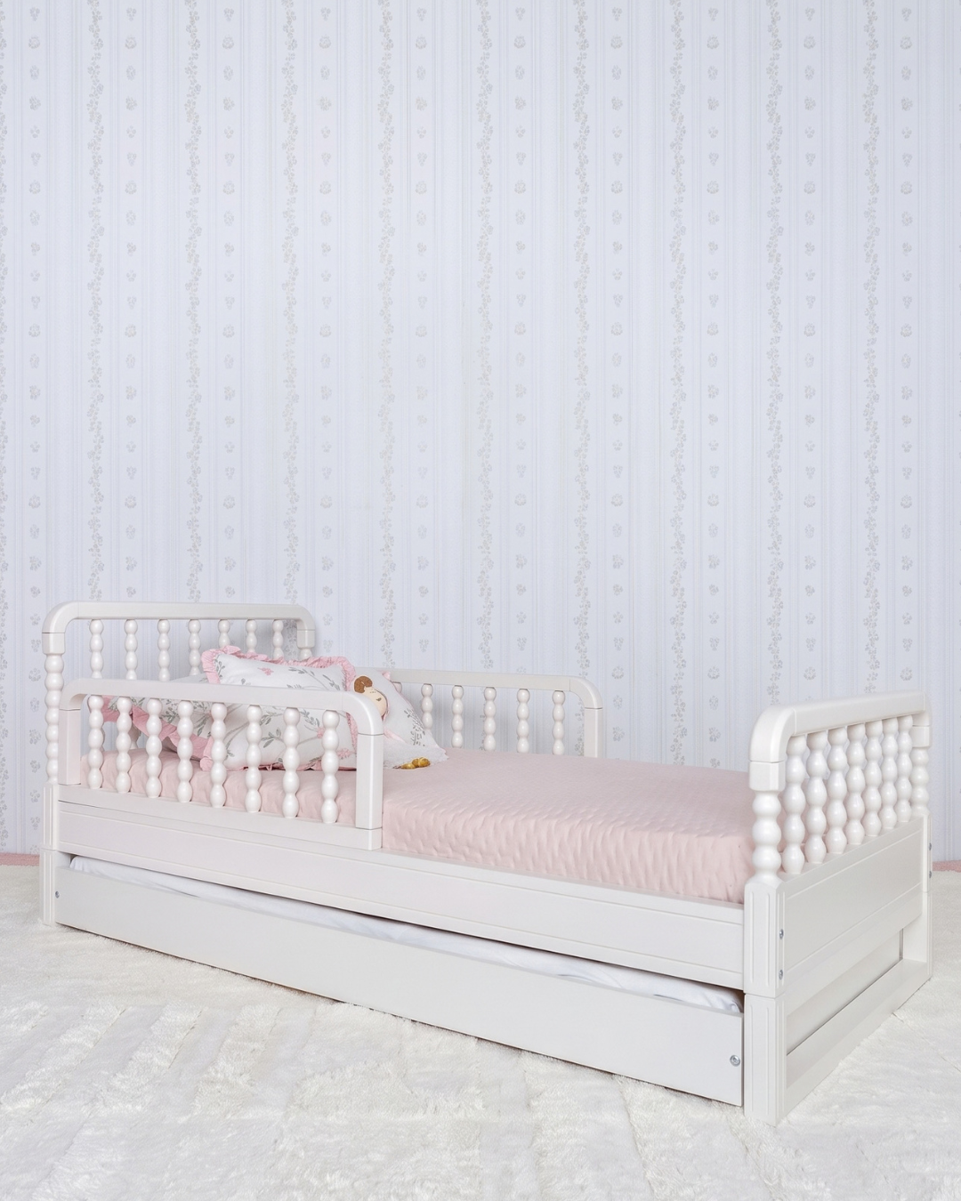 Bicama Poema 4 em 1 na cor Off White, vista frontal no quarto, com a cama auxiliar embaixo.