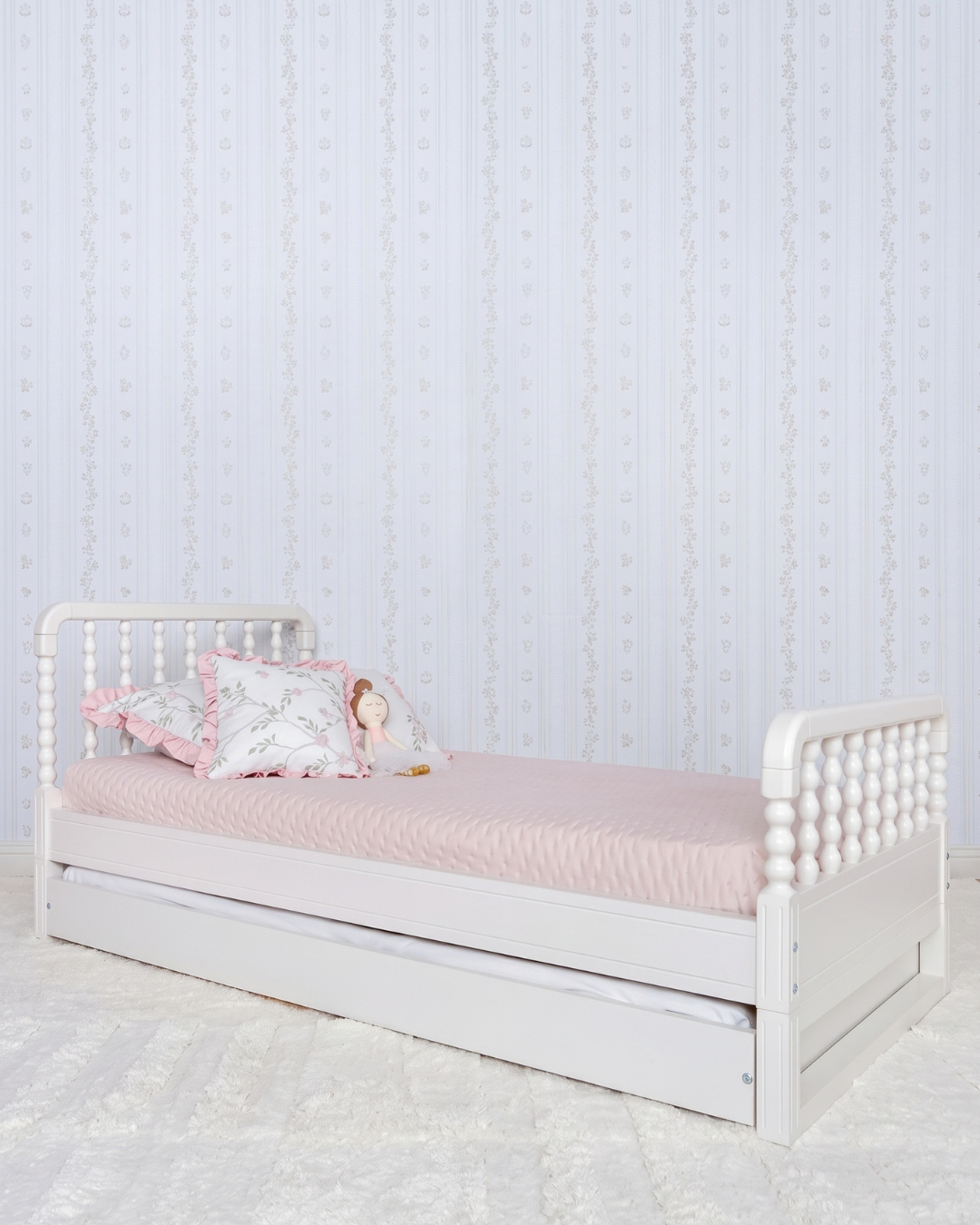 Bicama Poema 4 em 1 na cor Off White, vista em ângulo no quarto, arrumada com roupa de cama.