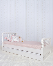 Bicama Poema 4 em 1 na cor Off White, vista em ângulo no quarto, arrumada com roupa de cama.