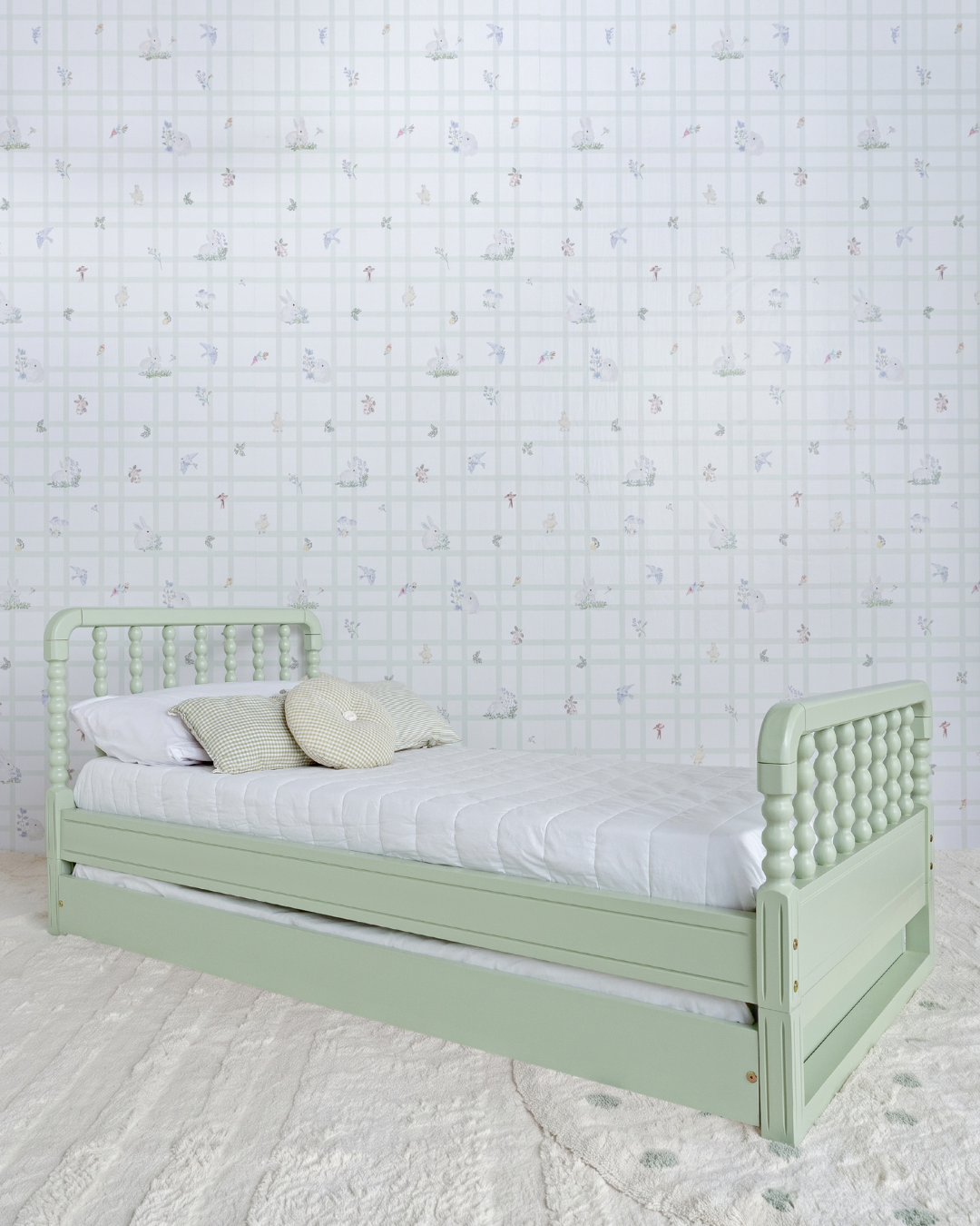 Bicama Poema 4 em 1 na cor Verde, vista em ângulo no quarto, arrumada com roupa de cama.
