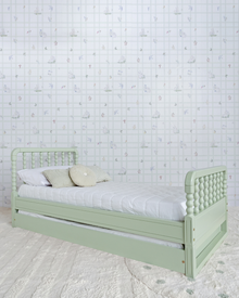 Bicama Poema 4 em 1 na cor Verde, vista em ângulo no quarto, arrumada com roupa de cama.