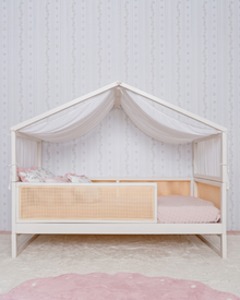 Cama Casinha Palha Evolutiva 4 em 1 na cor Off White, com a estrutura de casinha e dossel, vista em ângulo.