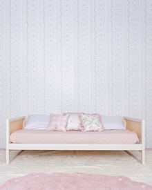 Cama Casinha Palha Evolutiva 4 em 1 na cor Off White, em modo sofá, vista em ângulo no quarto.