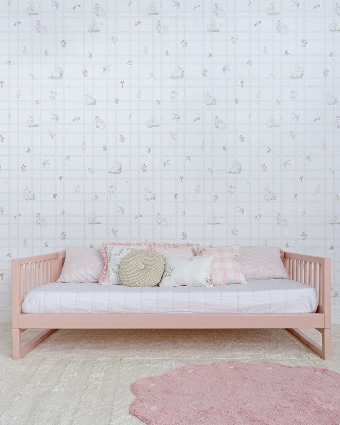 Cama Casinha Palito Evolutiva 4 em 1 na cor Rosa, em modo sofá, com almofadas, no quarto.