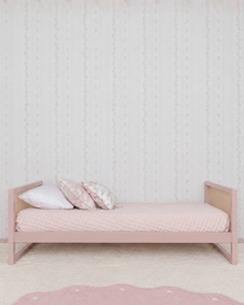 Cama Palha Evolutiva 4 em 1 na cor Rosa, em modo sofá, vista frontal no quarto.