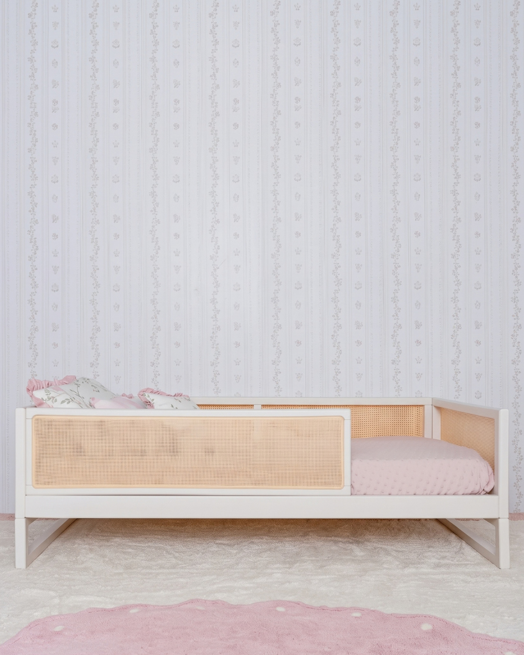 Cama Palha Evolutiva 4 em 1 na cor Off White, vista em ângulo no quarto, com grade lateral.