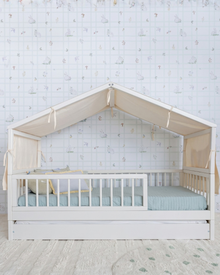 Bicama Casinha Palito 4 em 1 na cor Off White, vista em ângulo no quarto, com a estrutura de casinha montada.
