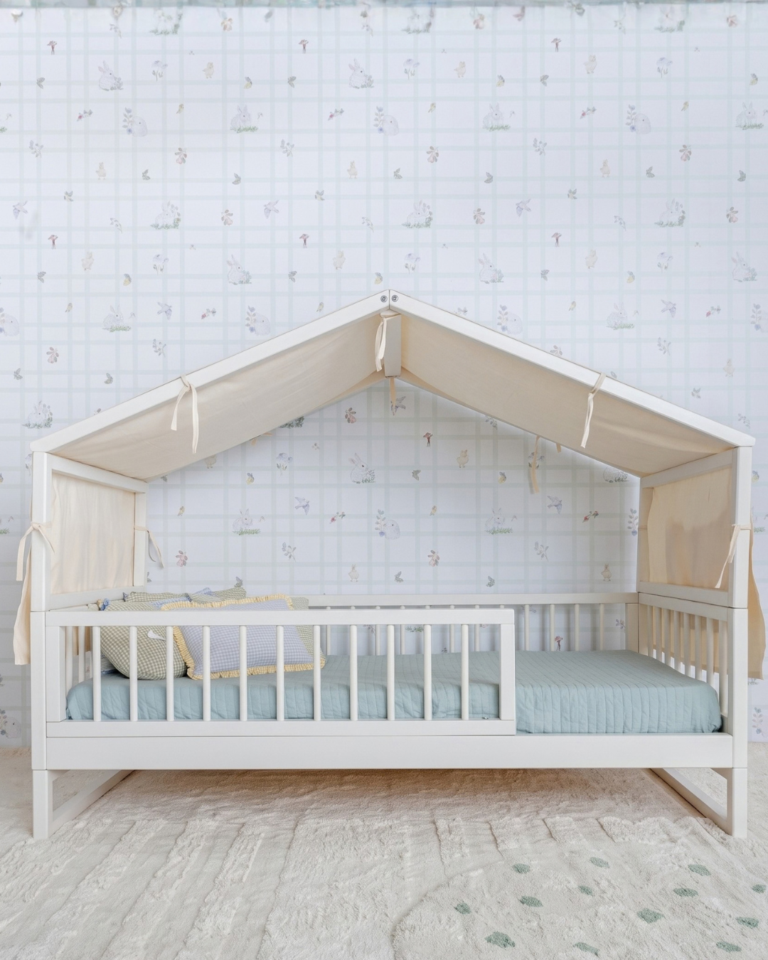 Cama Casinha Palito Evolutiva 4 em 1 na cor Off white, com a estrutura de casinha, vista em ângulo no quarto.