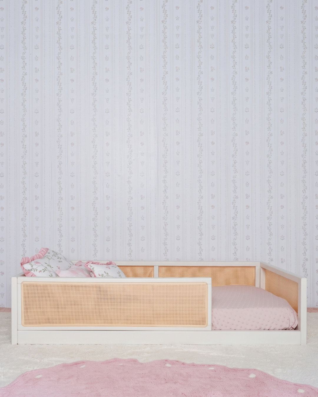Cama Palha Evolutiva 4 em 1 na cor Off White, em modo sofá, vista frontal no quarto.