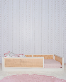 Cama Palha Evolutiva 4 em 1 na cor Off White, em modo sofá, vista frontal no quarto.