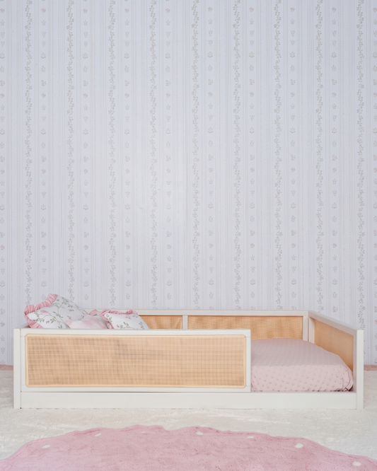 Cama Palha Evolutiva 4 em 1 na cor Off White, em modo sofá, vista frontal no quarto.