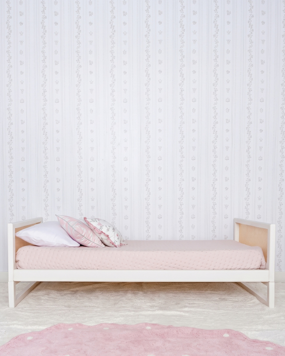 Cama Palha Evolutiva 4 em 1 na cor Off White, vista lateral no quarto, com painel de palha.