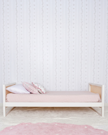 Cama Palha Evolutiva 4 em 1 na cor Off White, vista lateral no quarto, com painel de palha.