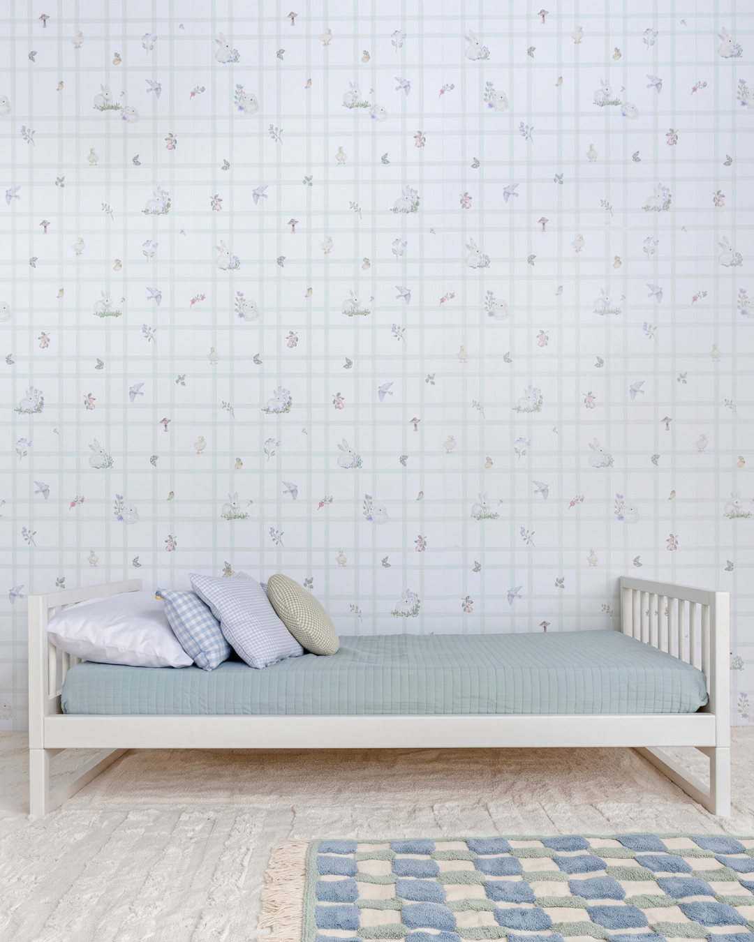 Cama Casinha Palito Evolutiva 4 em 1 na cor Off white, em modo sofá, vista em ângulo no quarto.