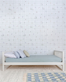 Cama Casinha Palito Evolutiva 4 em 1 na cor Off white, em modo sofá, vista em ângulo no quarto.