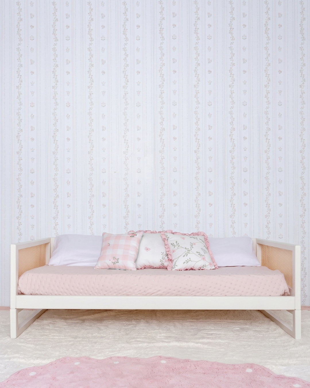 Cama Palha Evolutiva 4 em 1 na cor Off White, vista em ângulo no quarto, arrumada com almofadas.