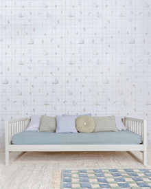 Cama Casinha Palito Evolutiva 4 em 1 na cor Off white, em modo sofá, com almofadas, no quarto.
