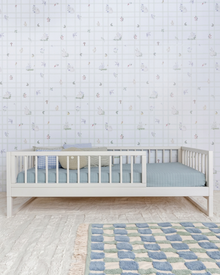 Cama Palito Evolutiva 4 em 1 na cor Off white, vista em ângulo no quarto, com grade lateral.