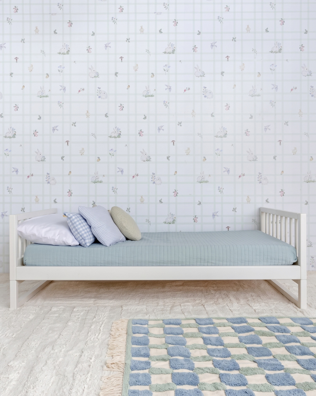 Cama Palito Evolutiva 4 em 1 na cor Off white, em modo sofá, vista em ângulo no quarto.