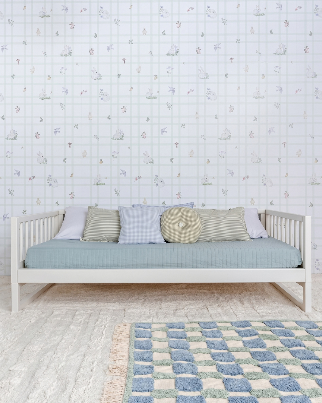 Cama Palito Evolutiva 4 em 1 na cor Off white, em modo sofá, com almofadas, no quarto.