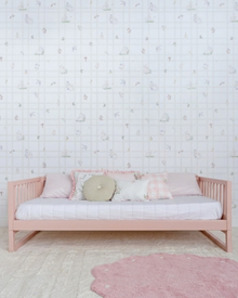 Cama Palito Evolutiva 4 em 1 na cor Rosa, em modo sofá, com almofadas, no quarto.